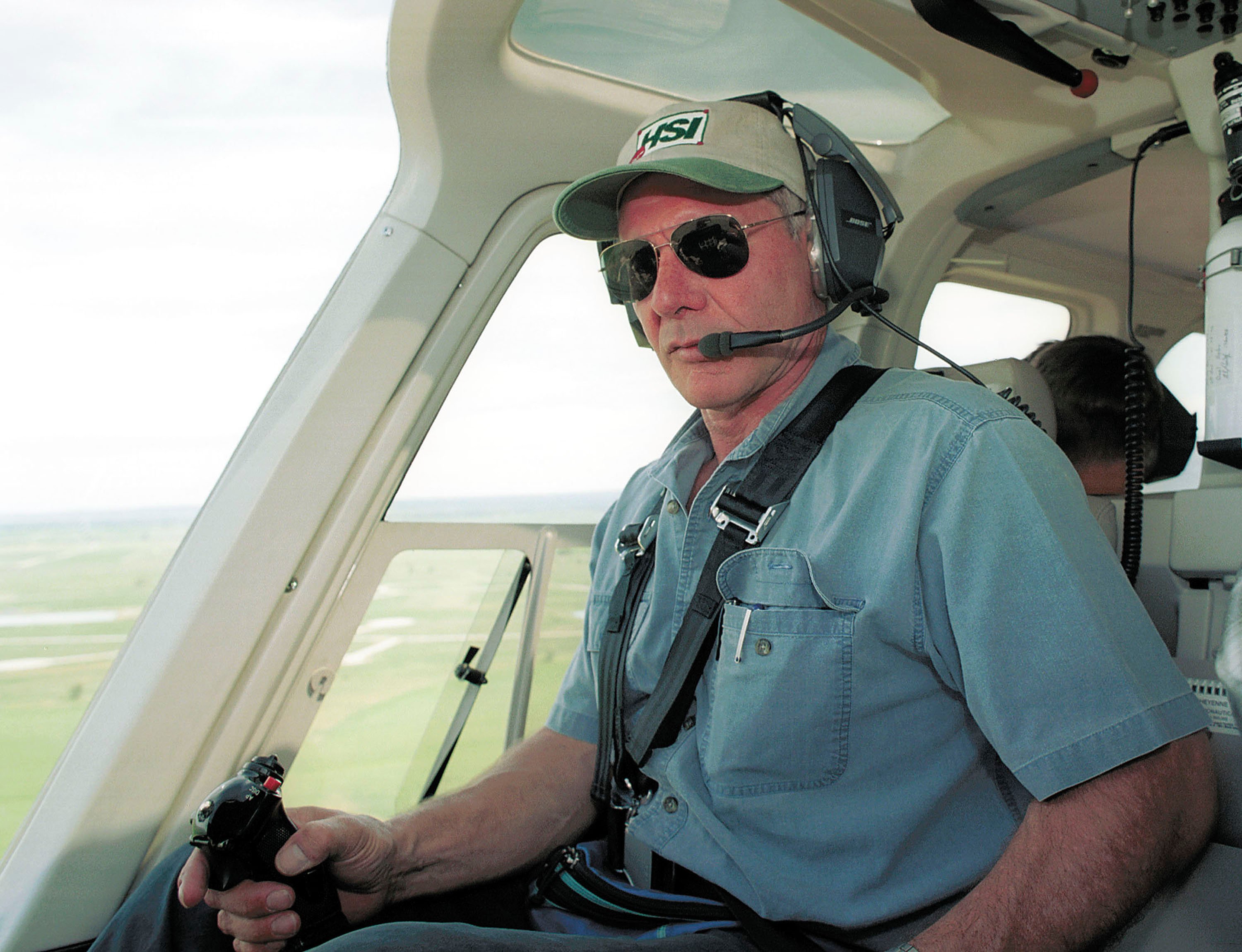 Harrison Ford bei einem Flug in der Nähe von Wyoming im Jahr 2001 | Quelle: Getty Images