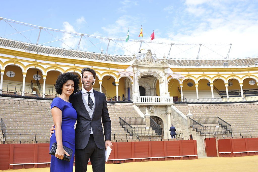 Juan José Padilla con su esposa el 12 de junio de 2015 en Sevilla, España. | Foto: Getty Images