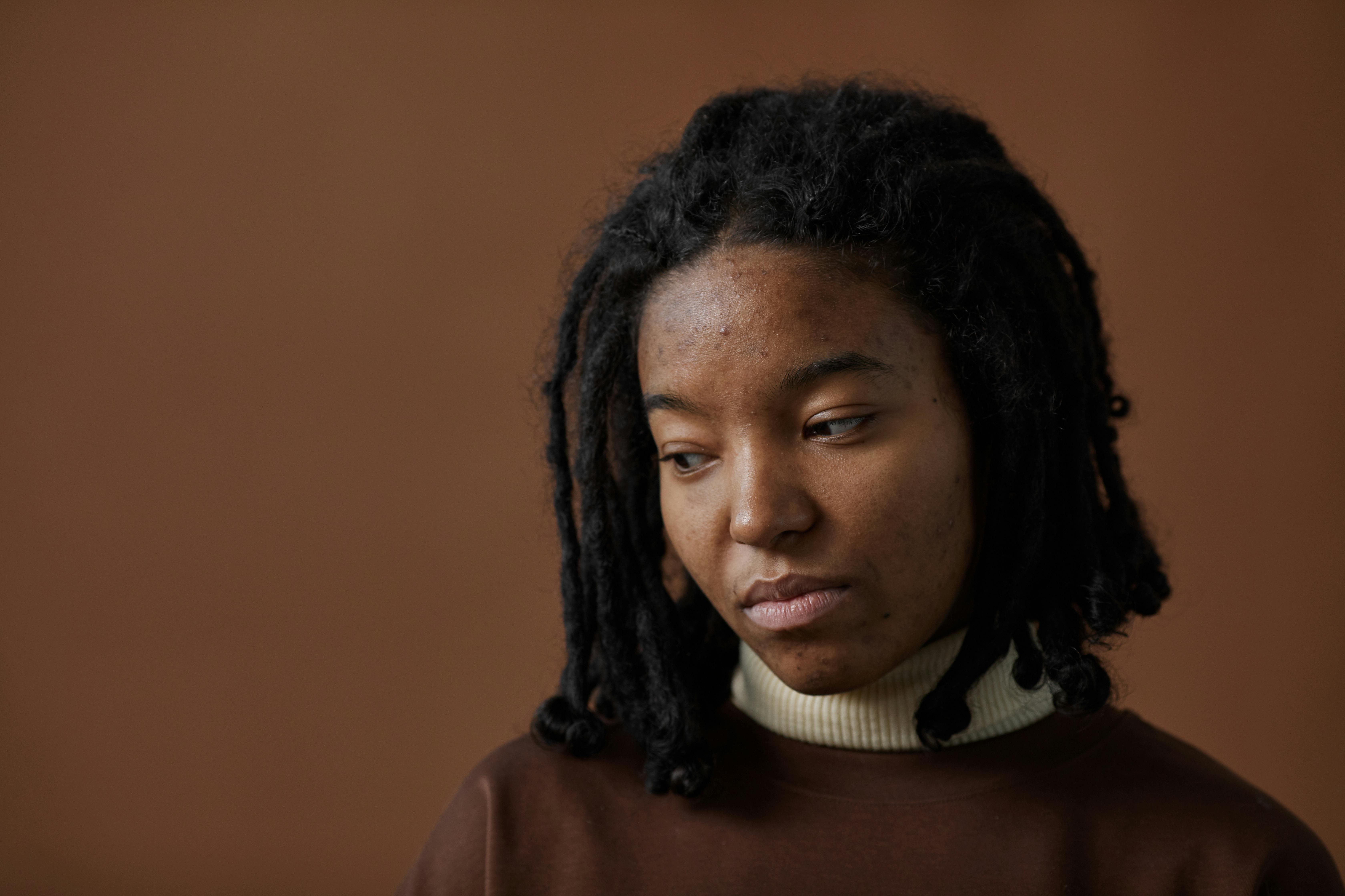 A woman avoiding eye contact | Source: Pexels