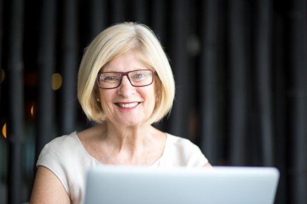 Une grand-mère devant son ordinateur. l Photo : Freepik Une grand-mère devant son ordinateur. l Photo : Freepik