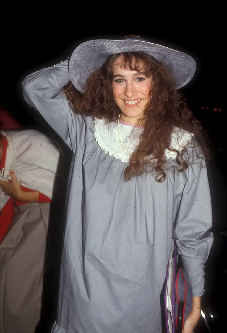 Sarah Jessica Parker photographiée portant une robe grise avec un chapeau assorti le 1er janvier 1980┃Source : Getty Images