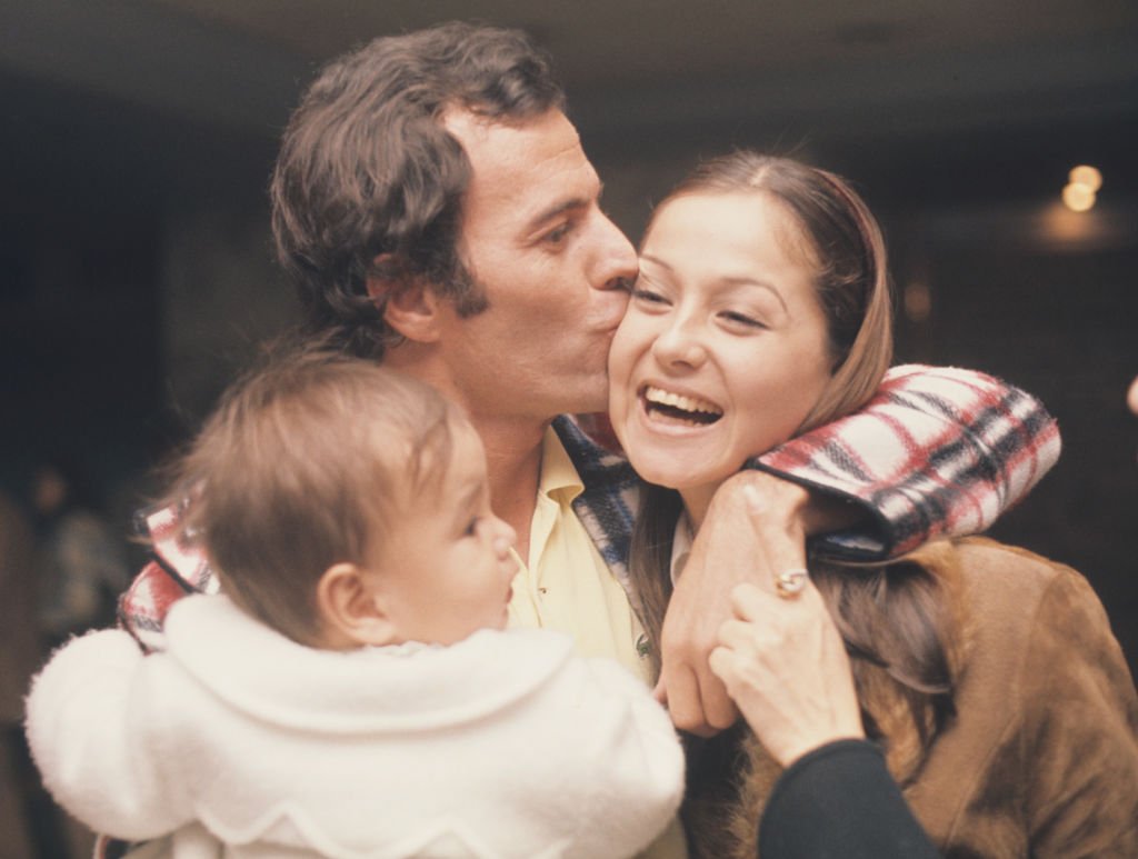 Julio Iglesias con Isabel Preysler y su hijo Julio en 1975, Madrid, España. | Foto: Getty Images
