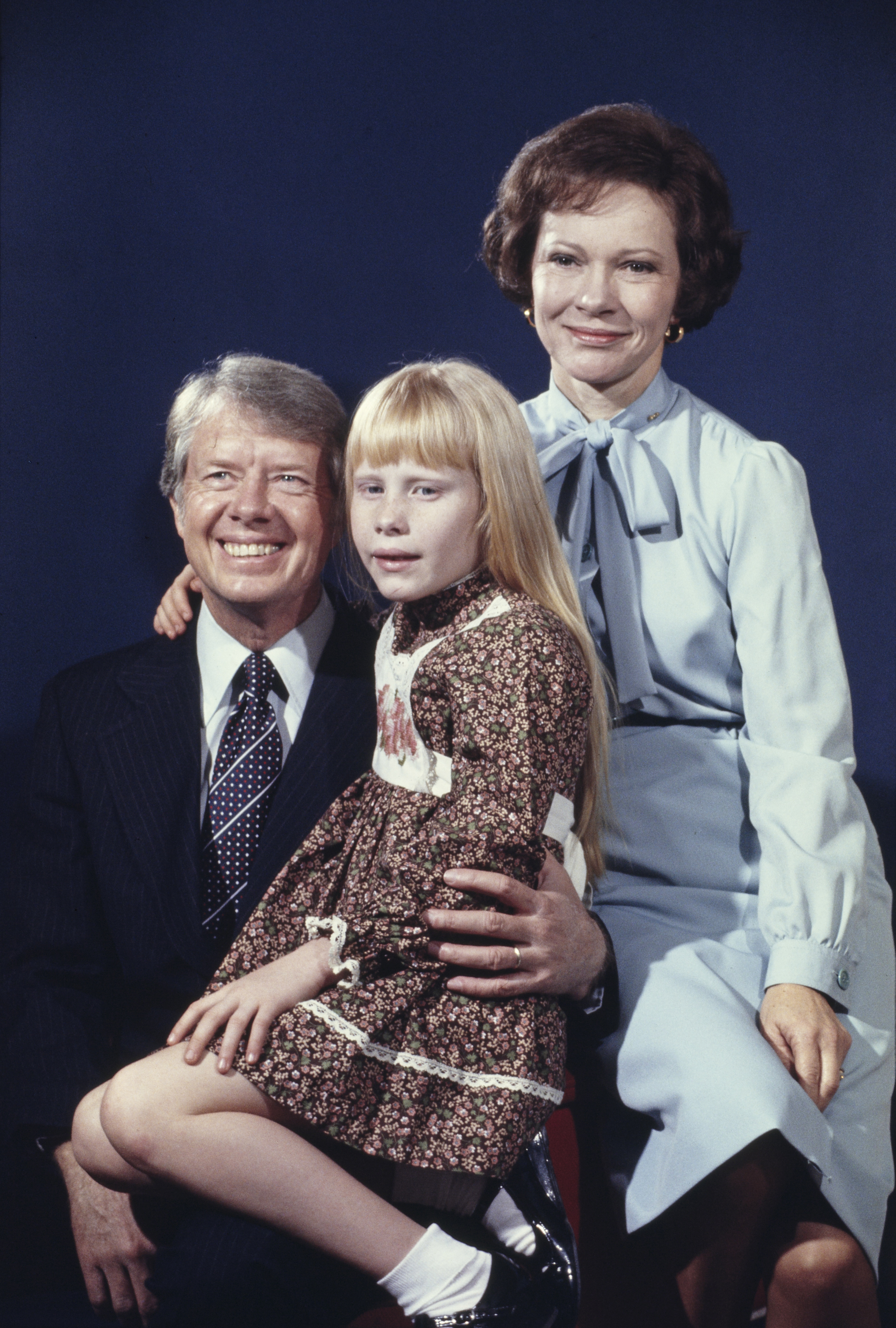 Jimmy Carter, his wife Rosalynn and daughter Amy in Plains, Georgia in 1976 | Source: Getty Images