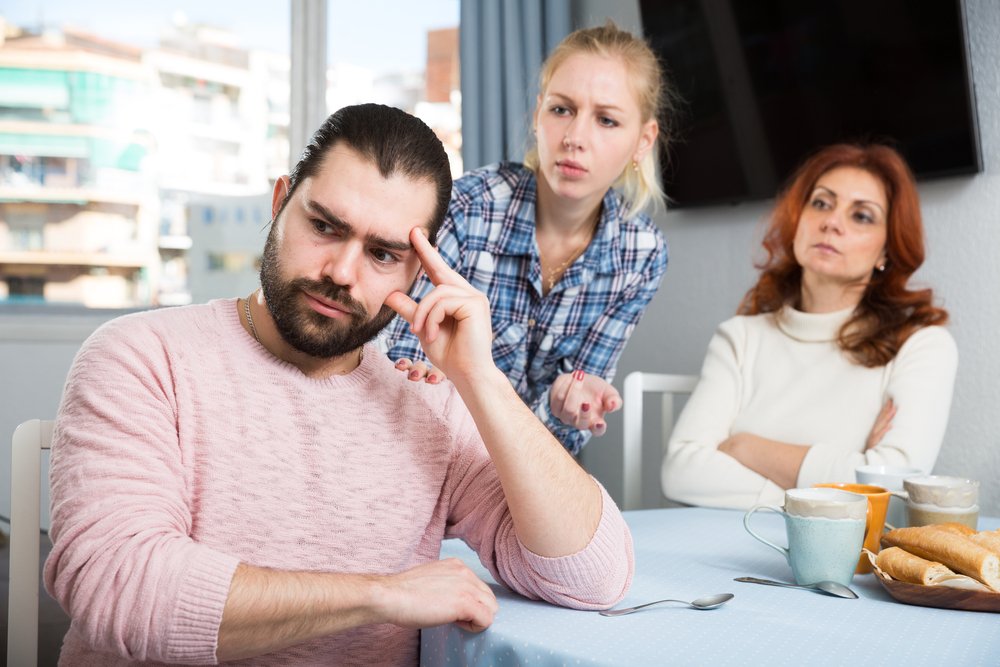 Pareja discute con su suegra mirando. | Foto: Shutterstock
