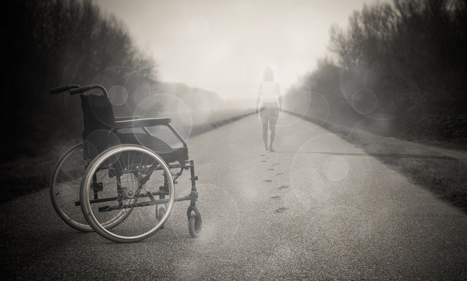 Un fauteuil roulant posé sur la rue | Photo : Pixabay