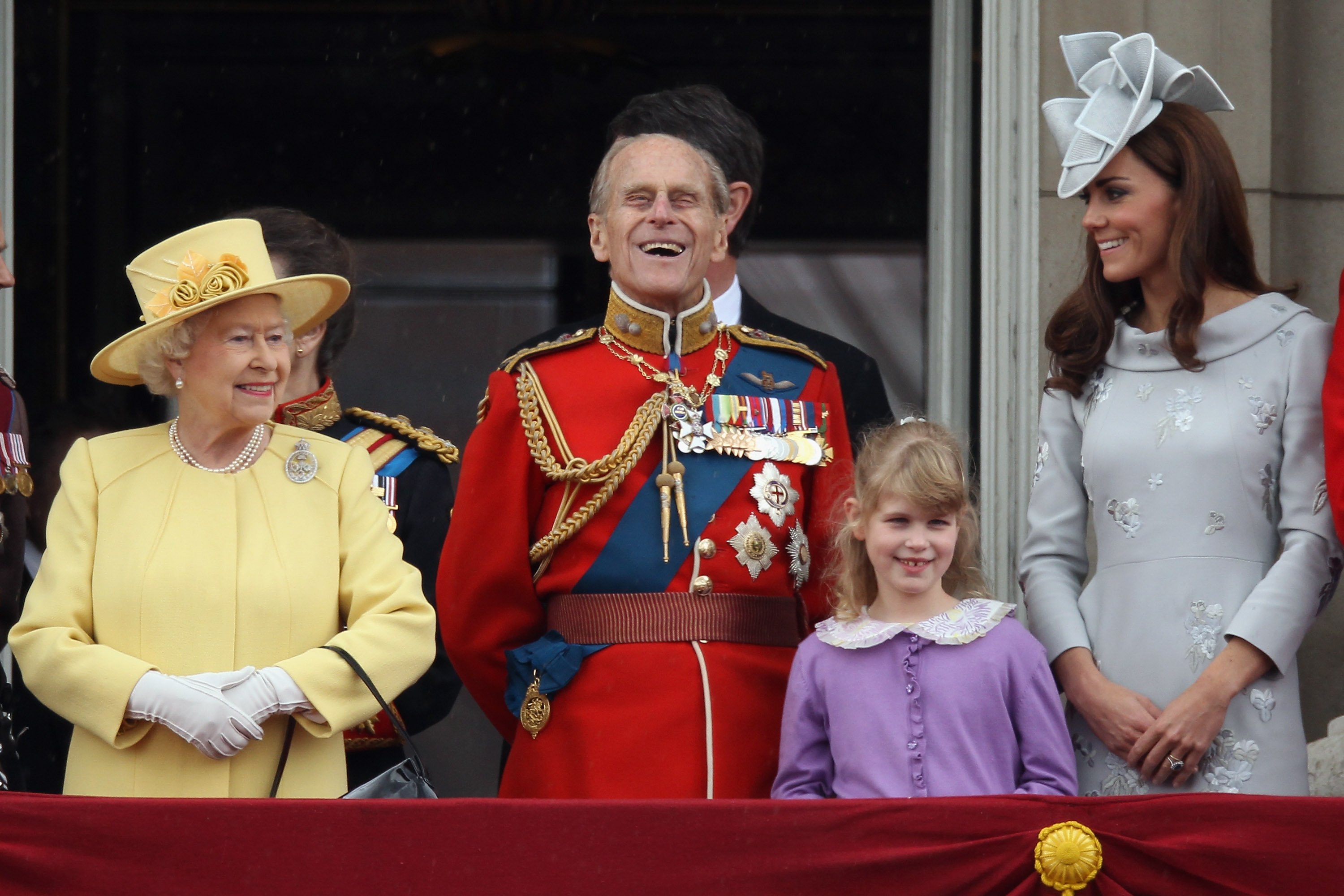 Reina Elizabeth, príncipe Philip, lady Louise y Catherine en el palacio de Buckingham, 2012. | Foto: Getty Images