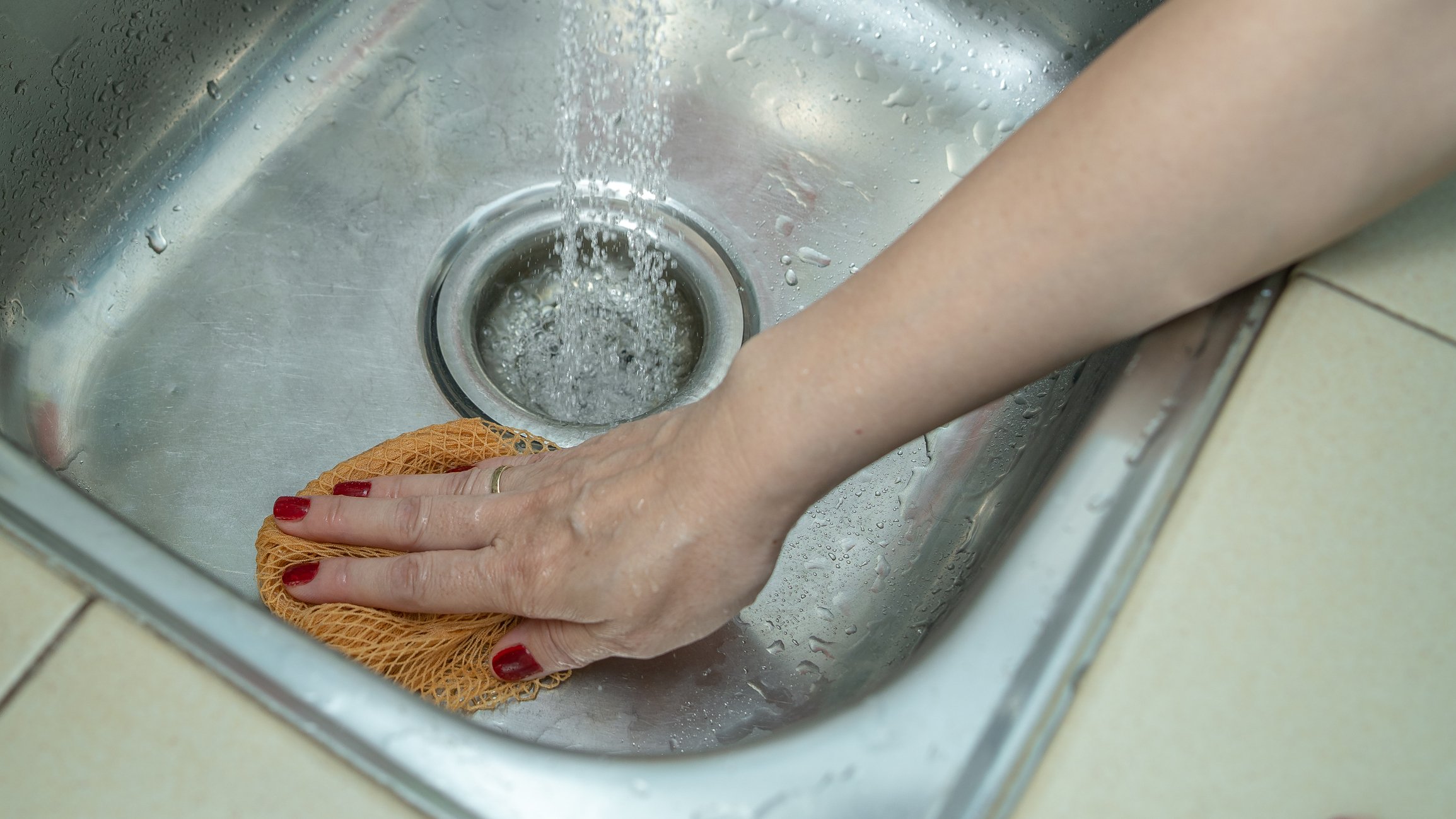Frau spült das Waschbecken I Quelle: Getty Images