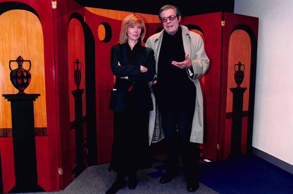 Portrait de la sculptrice Barbara Mastroainni avec son père l'acteur italien Marcello Mastroianni lors d'une exposition de ses oeuvres le 28 septembre 1995 à Paris, France. | Photo : Getty Images