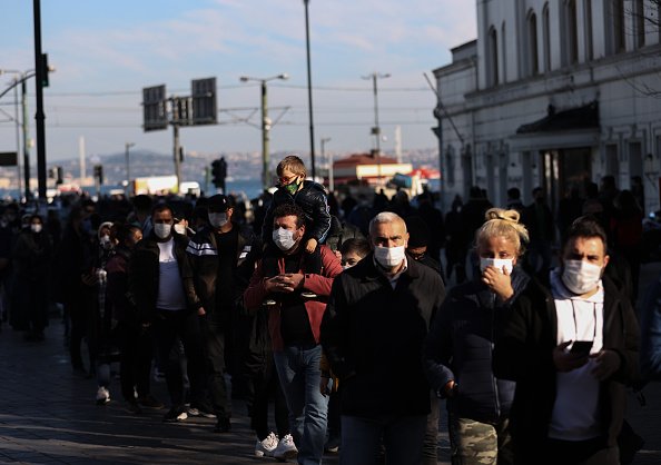 Des personnes attendent pour obtenir un billet de loterie. |Photo : Getty Images