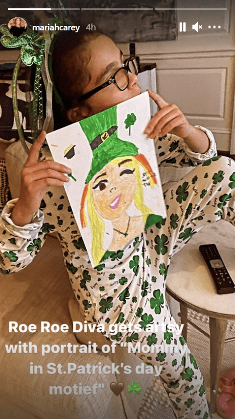 Mariah Carey's daughter, Monroe, holding a portrait drawing she made of her mom | Photo: Instagram/mariahcarey
