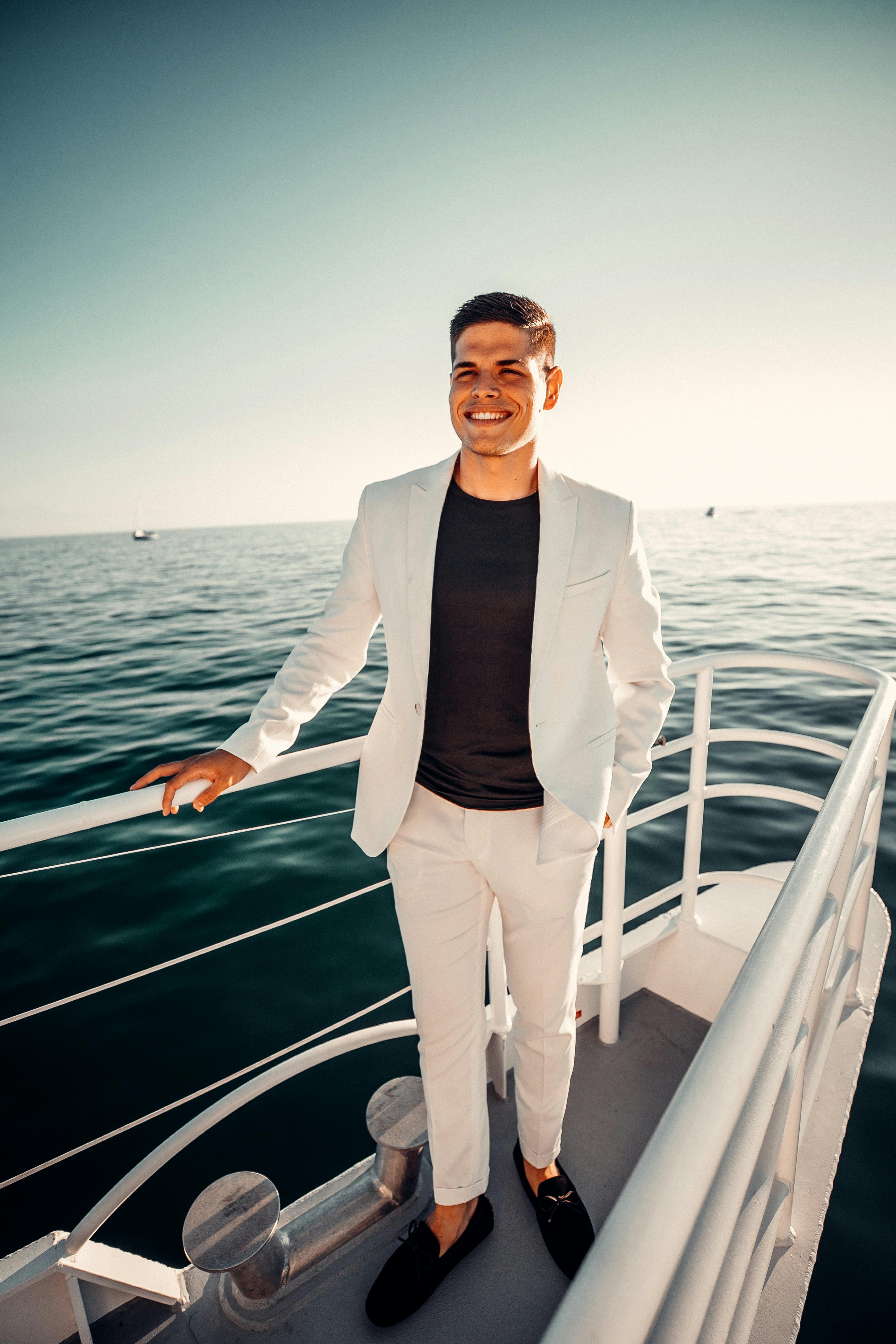 A man setting out to sea on a yacht | Source: Pexels