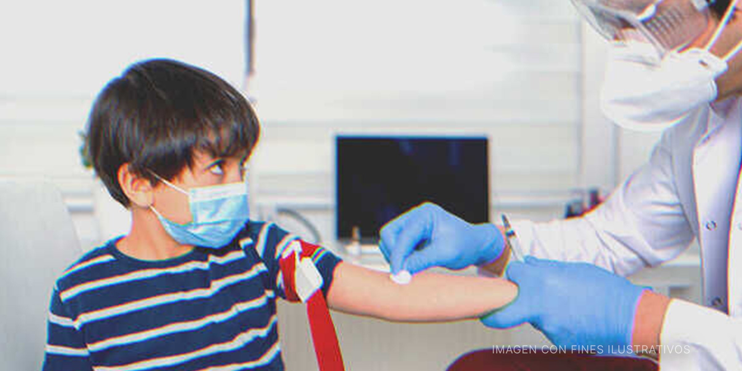 Médico limpia brazo de niño | Foto: Getty Images