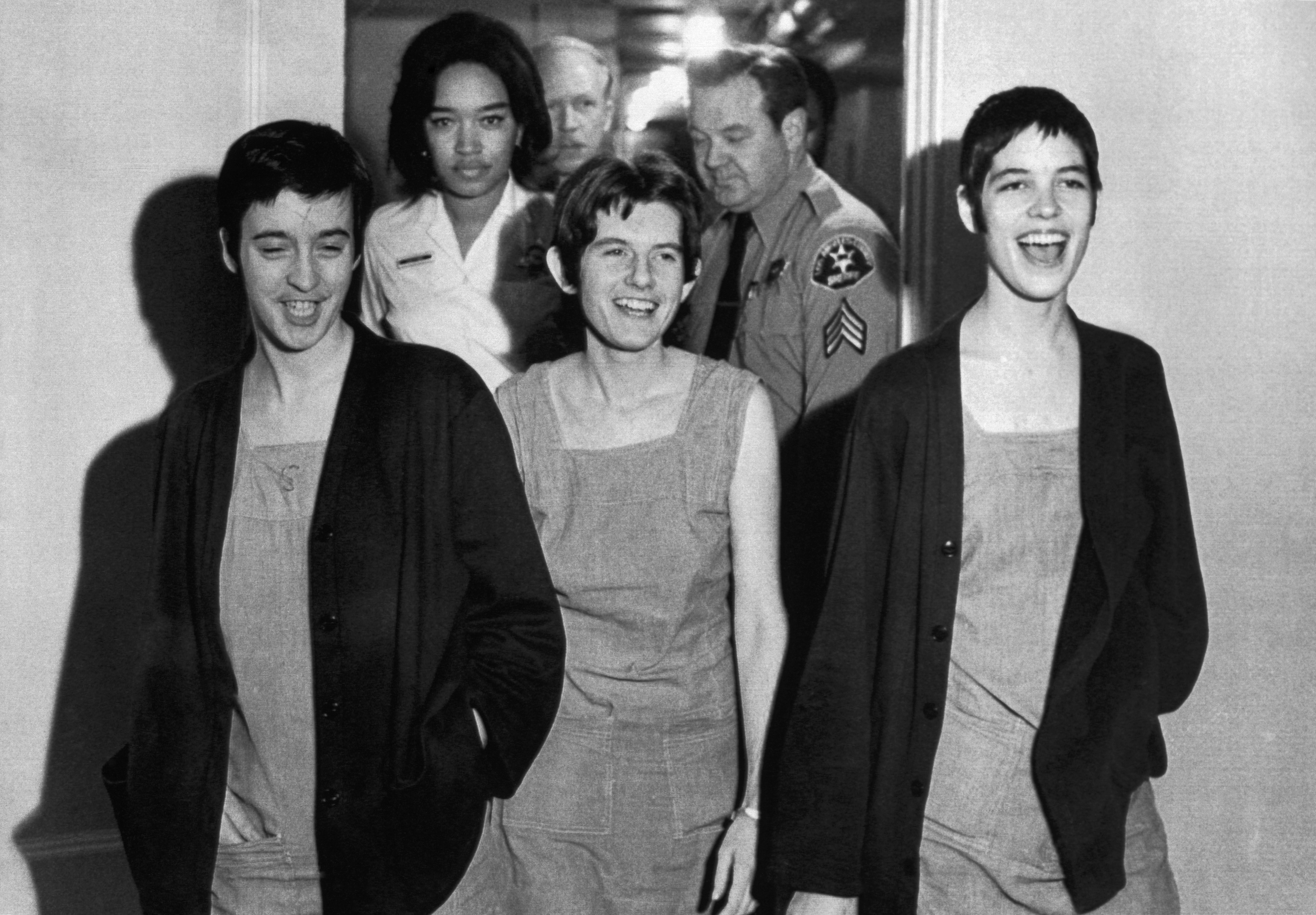 Susan Denise Atkins (links), Patricia Krenwinkel und Leslie Van Houten, aufgenommen am 29. März 1971 | Quelle: Getty Images