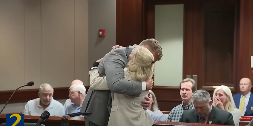 Joseph Tillman and Regina Johnson hugging in court from a video posted on August 8, 2025 | Source: YouTube/@wsbtv