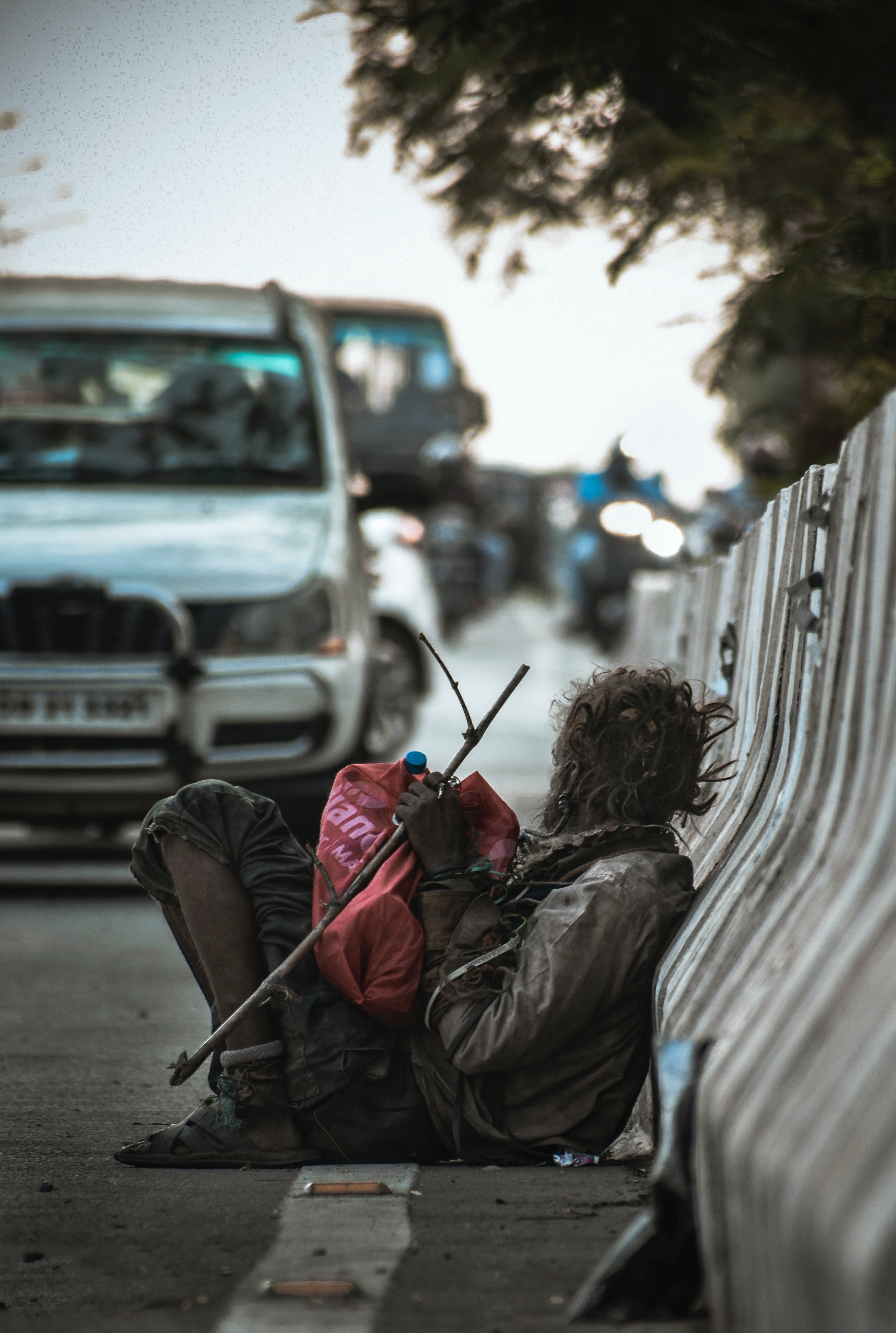 Un sans-abri au bord de la route. | Pexels/ Milan Rout