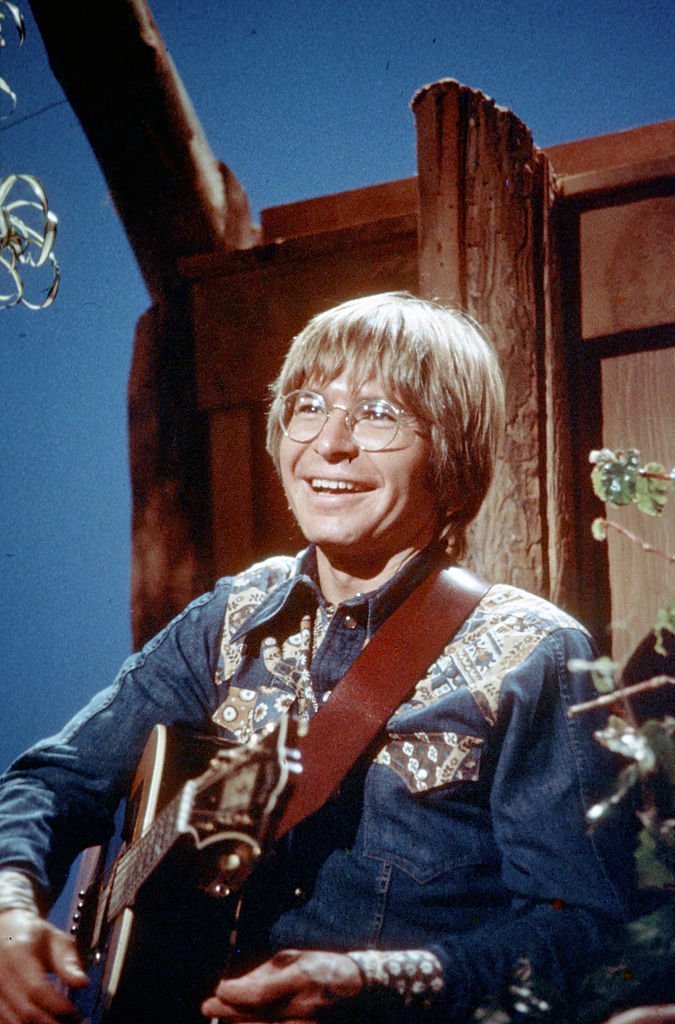 Promotional photo of John Denver circa the 1960s | Photo: Getty Images 
