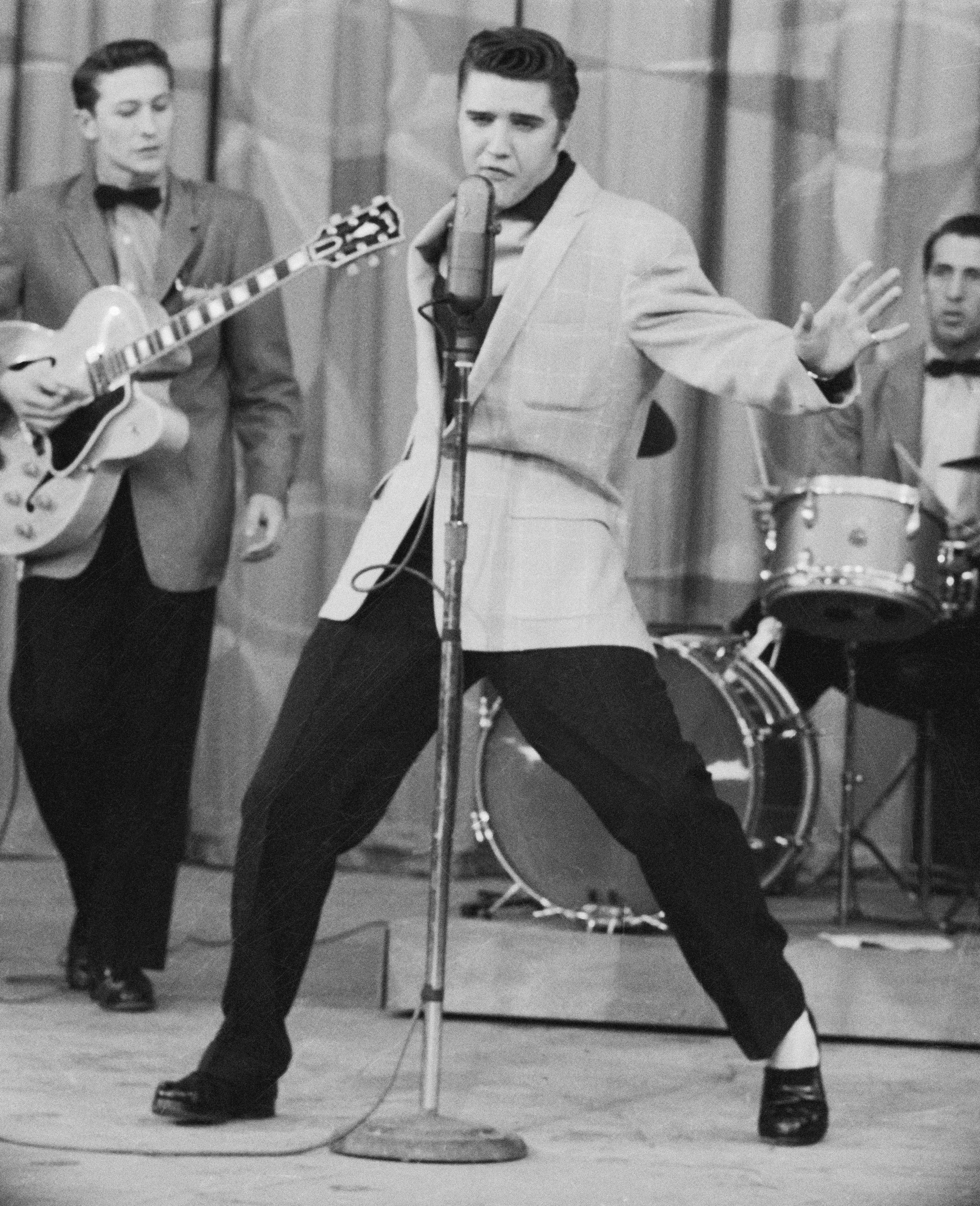 Elvis Presley performs on stage on June 22, 1956 | Source: Getty Images