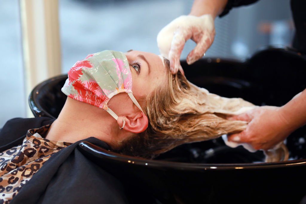 Une femme lavant les cheveux. | Photo : Getty Images
