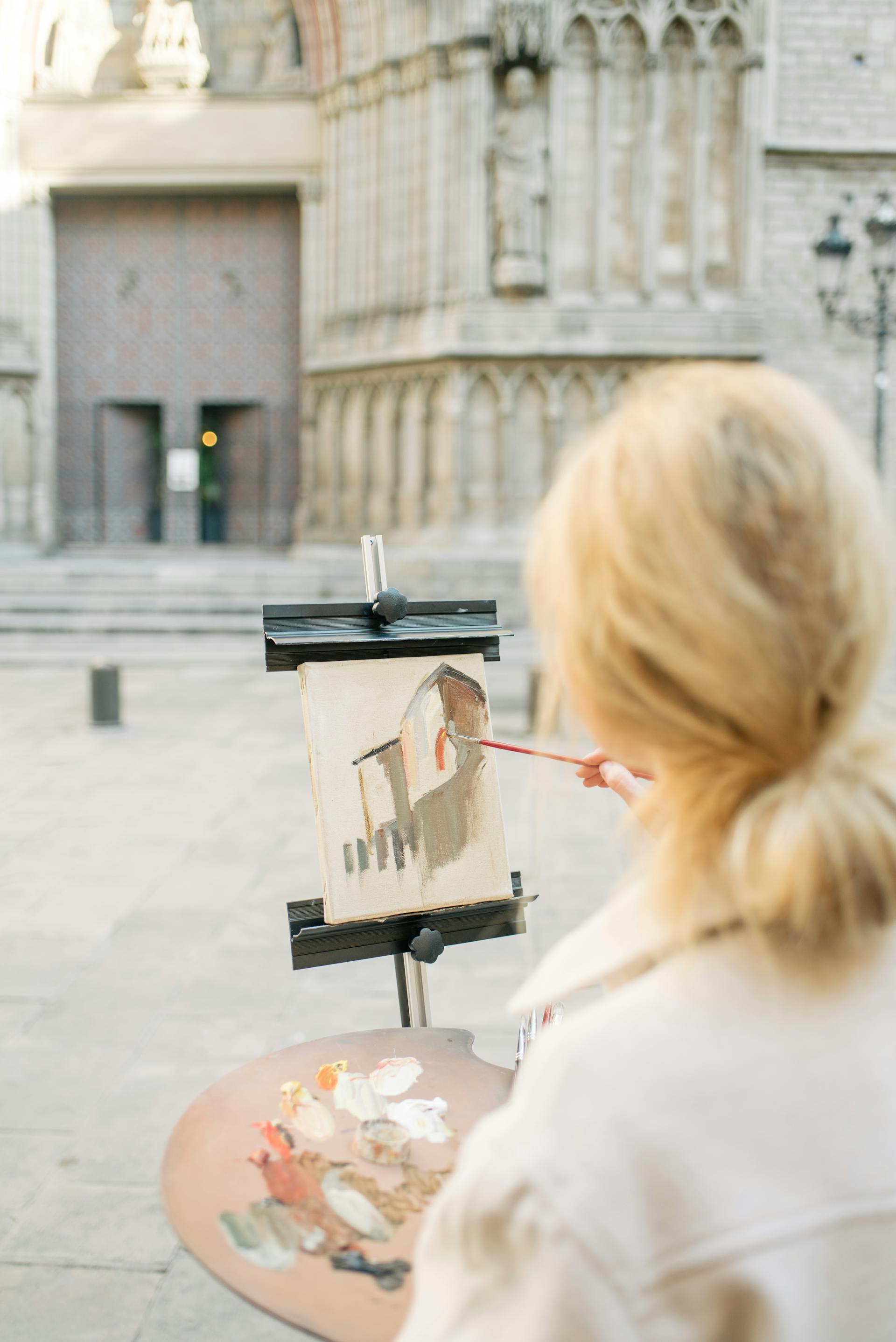 Woman painting a cathedral | Source: Pexels