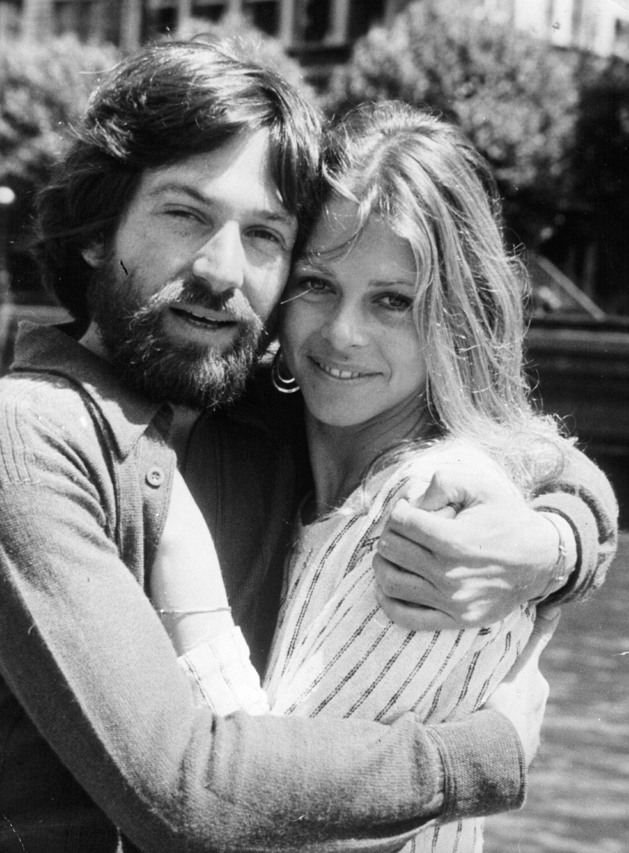 "The Bionic Woman" star photographed with her ex-husband, Michael Brandon, at their home in 1977. | Source: Getty Images