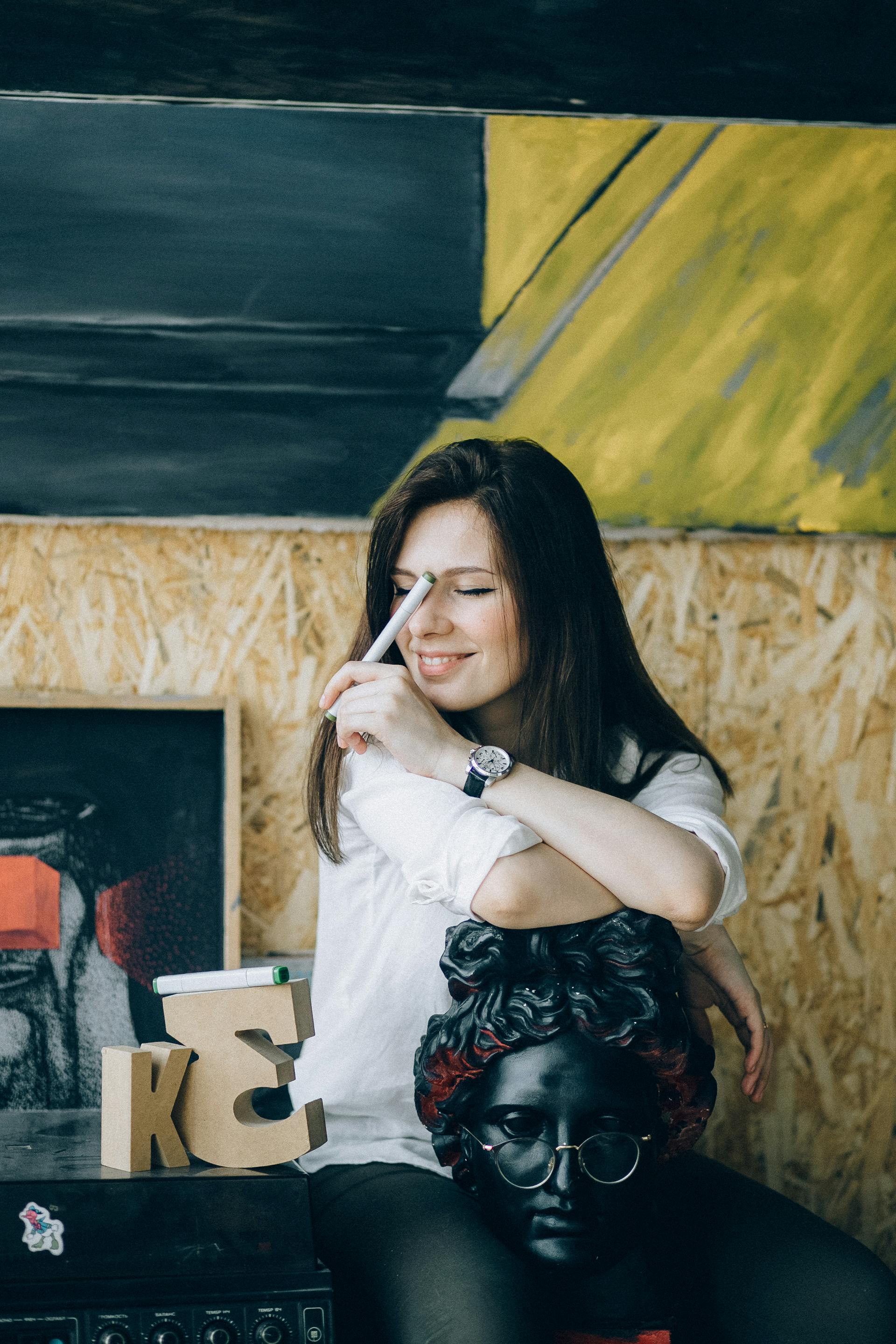 A woman in an art studio | Source: Pexels