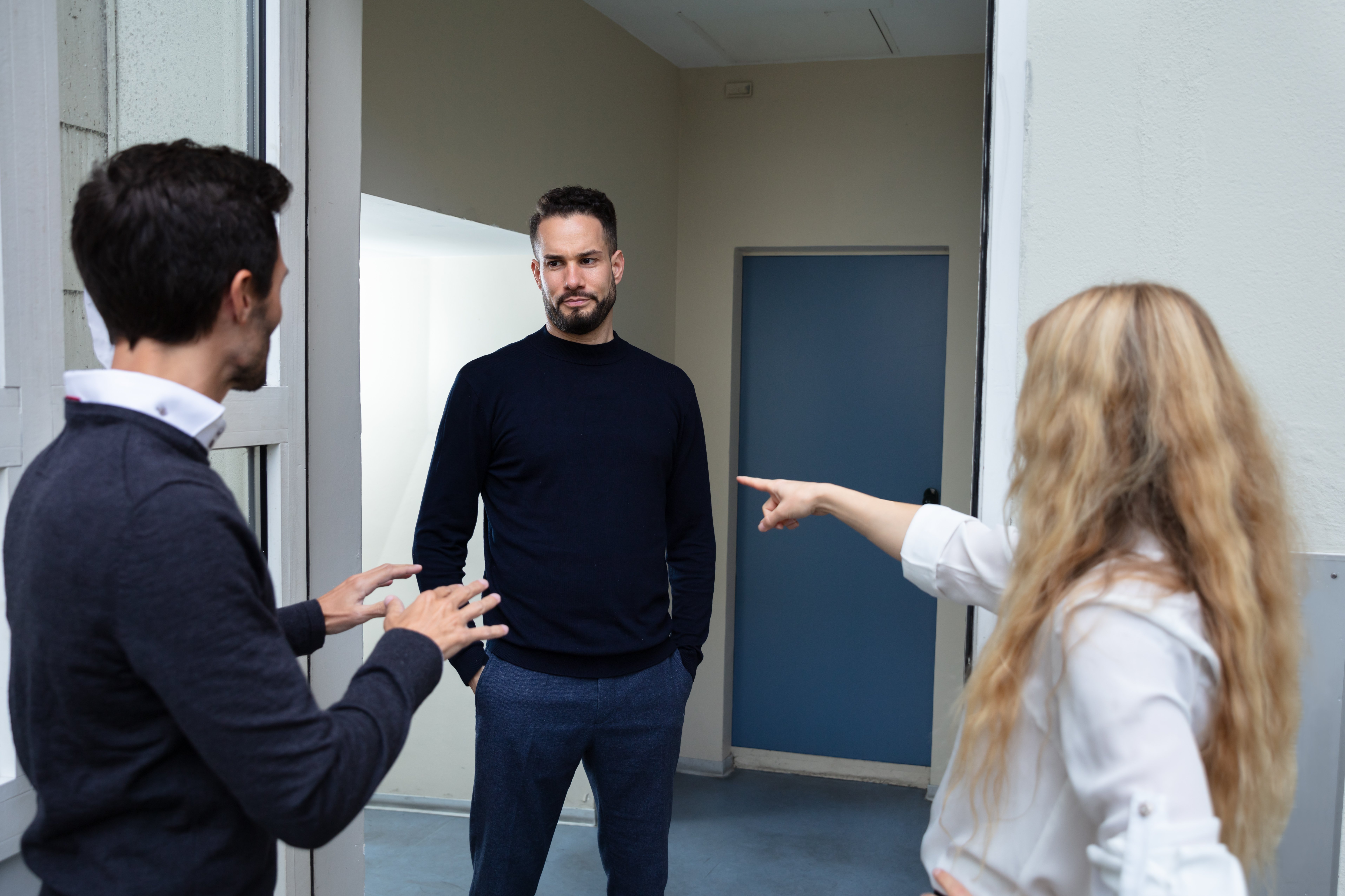 Pareja hablando con hombre. | Foto: Shutterstock