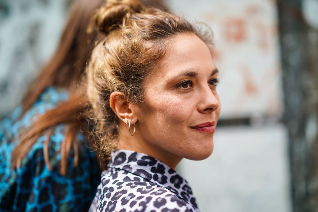 Alysson Paradis porte des boucles d'oreilles, une robe gris clair et noir imprimé léopard, à l'extérieur de Paul Smith, pendant la Semaine de la mode de Paris - Vêtements pour hommes printemps/été 2020, le 23 juin 2019 à Paris, France. | Photo : Getty Images