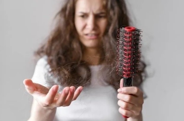 Mujer con el cabello enredado. | Foto: Freepik