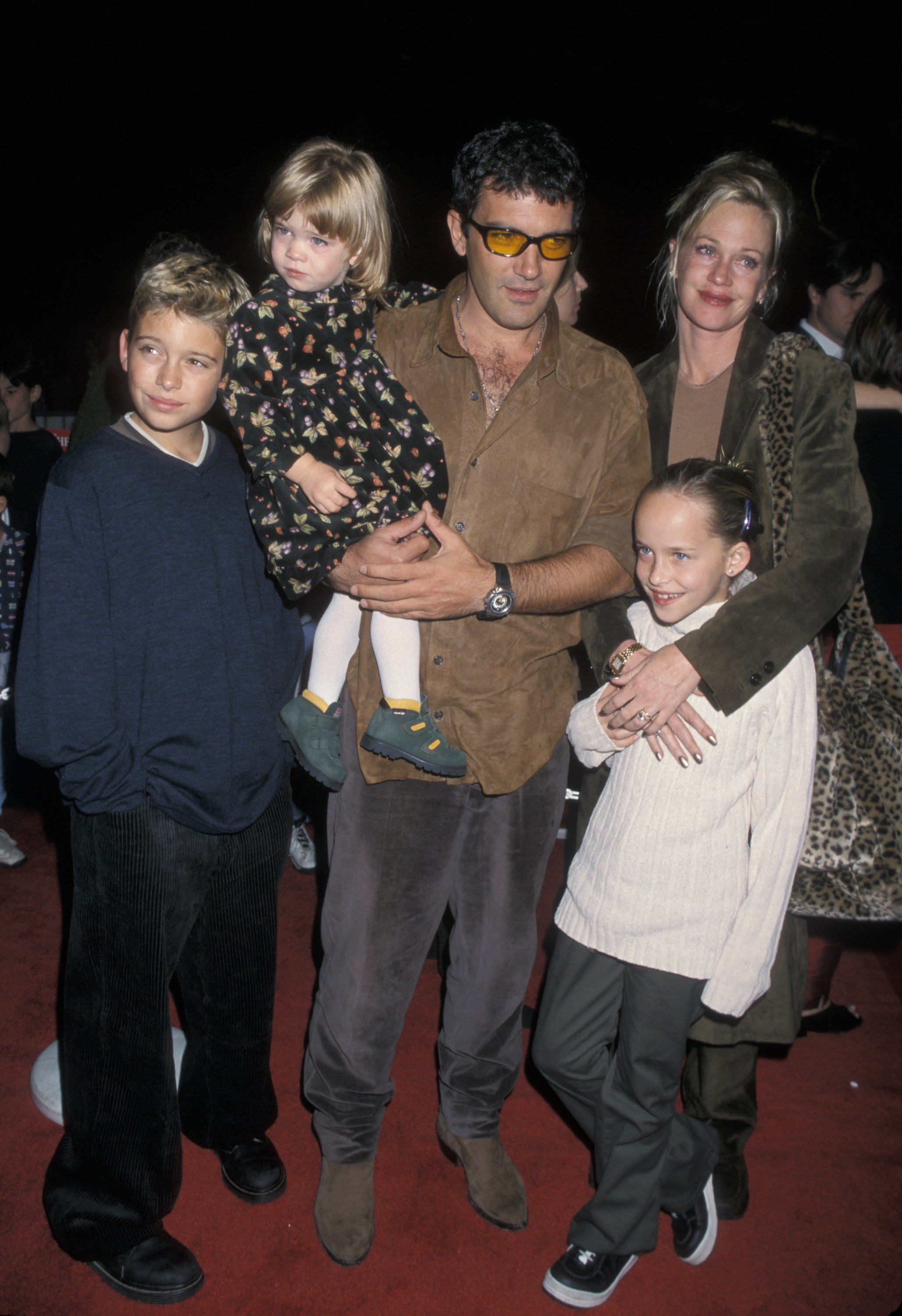 Antonio Banderas und Melanie Griffith mit ihren Kindern Alexander Bauer, Stella Banderas und Dakota Johnson in Los Angeles im Jahr 1998 | Quelle: Getty Images