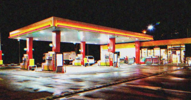 Die Tankstelle leuchtete wie ein Leuchtfeuer der Hoffnung in der stürmischen Nacht | Quelle: Shutterstock
