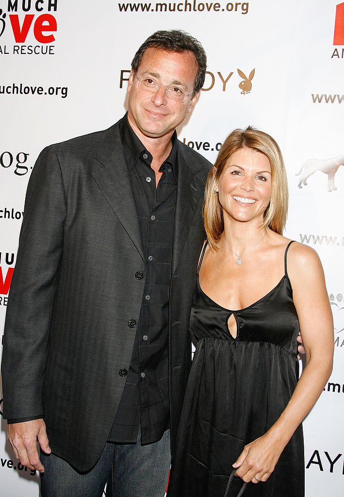 Bob Saget and Actress Lori Loughlin arrive at the "Much Love Animal Rescue Benefit" at the Playboy Mansion on July 14, 2007 in Los Angeles, California | Photo: Getty Images