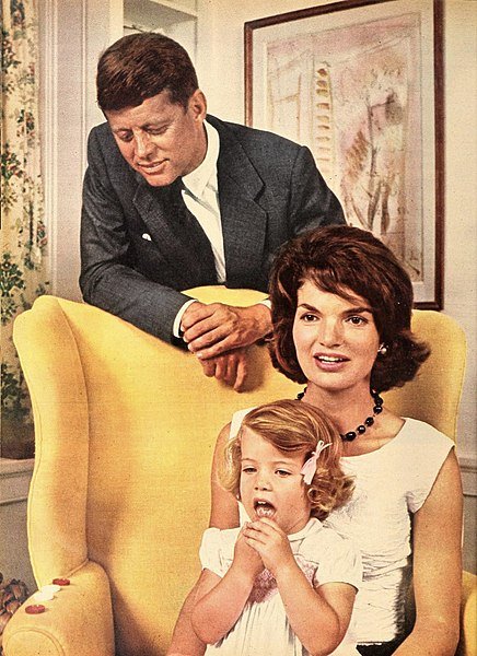 John F. Kennedy, Jacqueline Kennedy and Caroline Kennedy, 1960. | Source: Wikimedia Commons