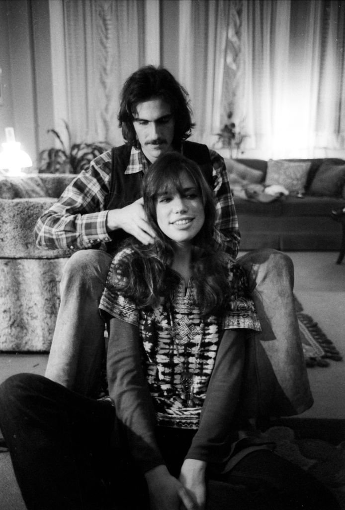 Carly Simon and James Taylor pose for a portrait session at the their home on October 13, 1971. | Source: Getty Images