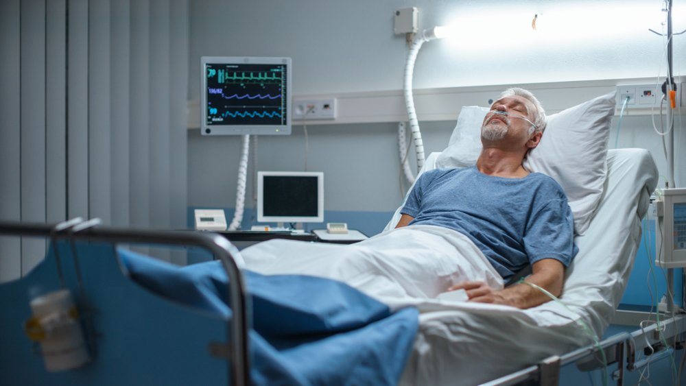 A photo of a senior patient lying on the hospital bed. | Photo: Shutterstock.