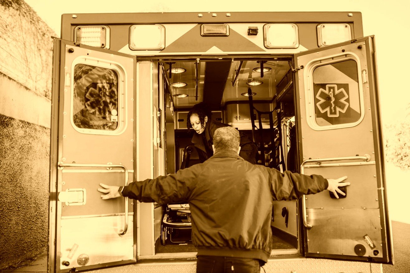 Der Krankenwagen nahm seine Frau mit. | Quelle: Pexels
