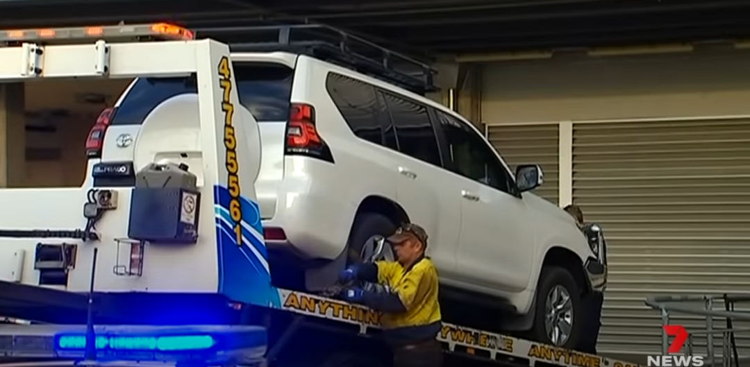 Laura Rose Peverill's car being taken in by police investigating her daughter, Rylee Rose Black's death in a media coverage on December 21, 2021, in Townsville, Australia | Source: YouTube/7NEWS Australia