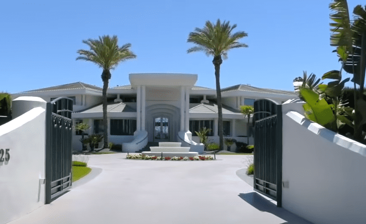 Photo of Eddie Murphy and Nicole's former $10 million Granite Bay house. | Photo: YouTube/Sacramento Bee