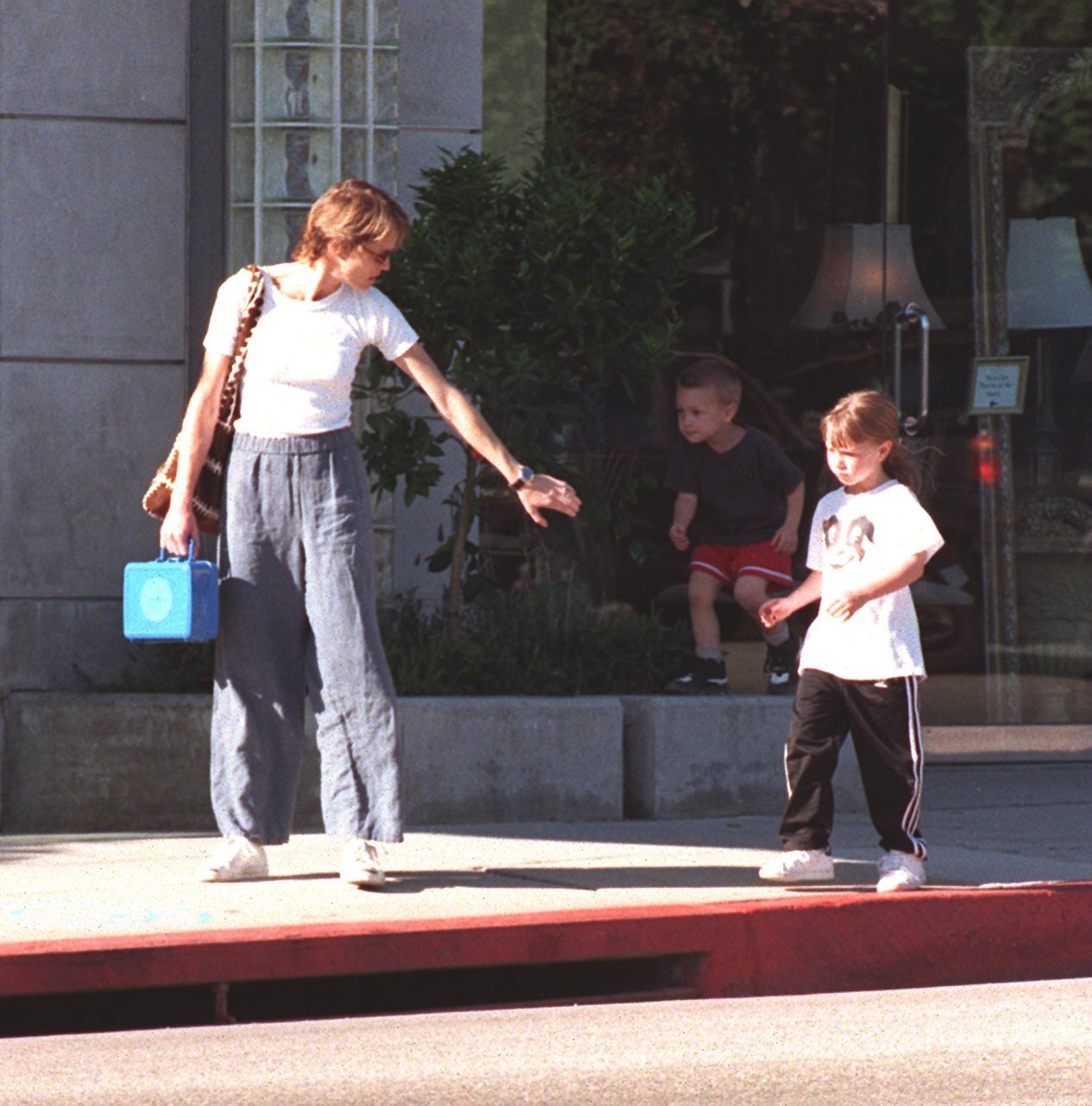 Robin Wright and her kids Dylan and Hopper Penn in Los Angeles on November 3, 1997 | Source: Getty Images