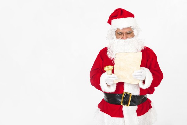 Santa Claus leyendo carta de Navidad. | Foto: Freepik.