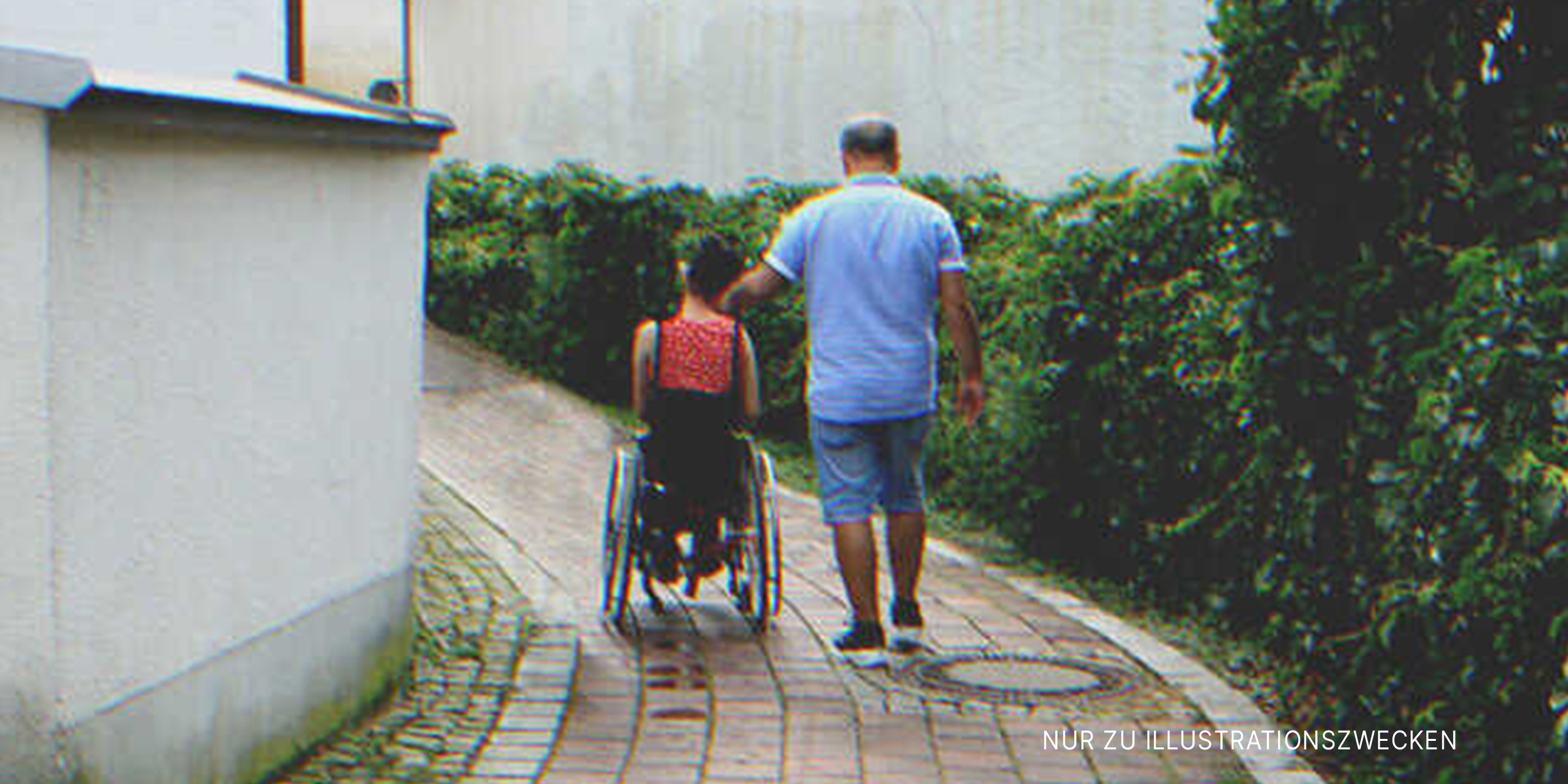 Mann mit jungem Mädchen im Rollstuhl | Quelle: Shutterstock