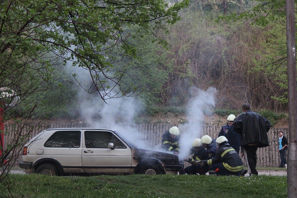 Firemen at the site of a car accident. | Photo: Pixabay