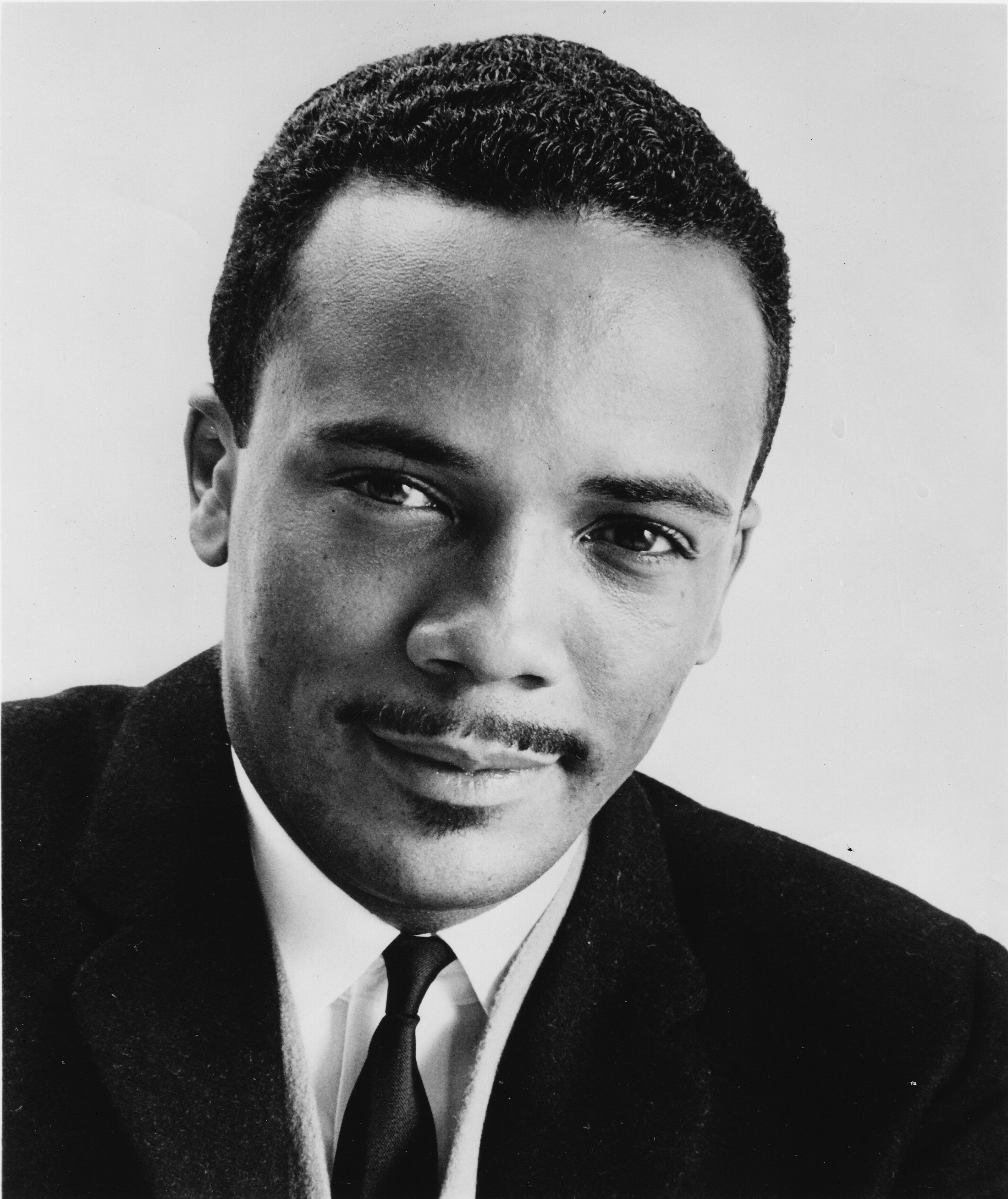 Quincy Jones poses for a studio portrait in 1962 in the United States | Source: Getty Images