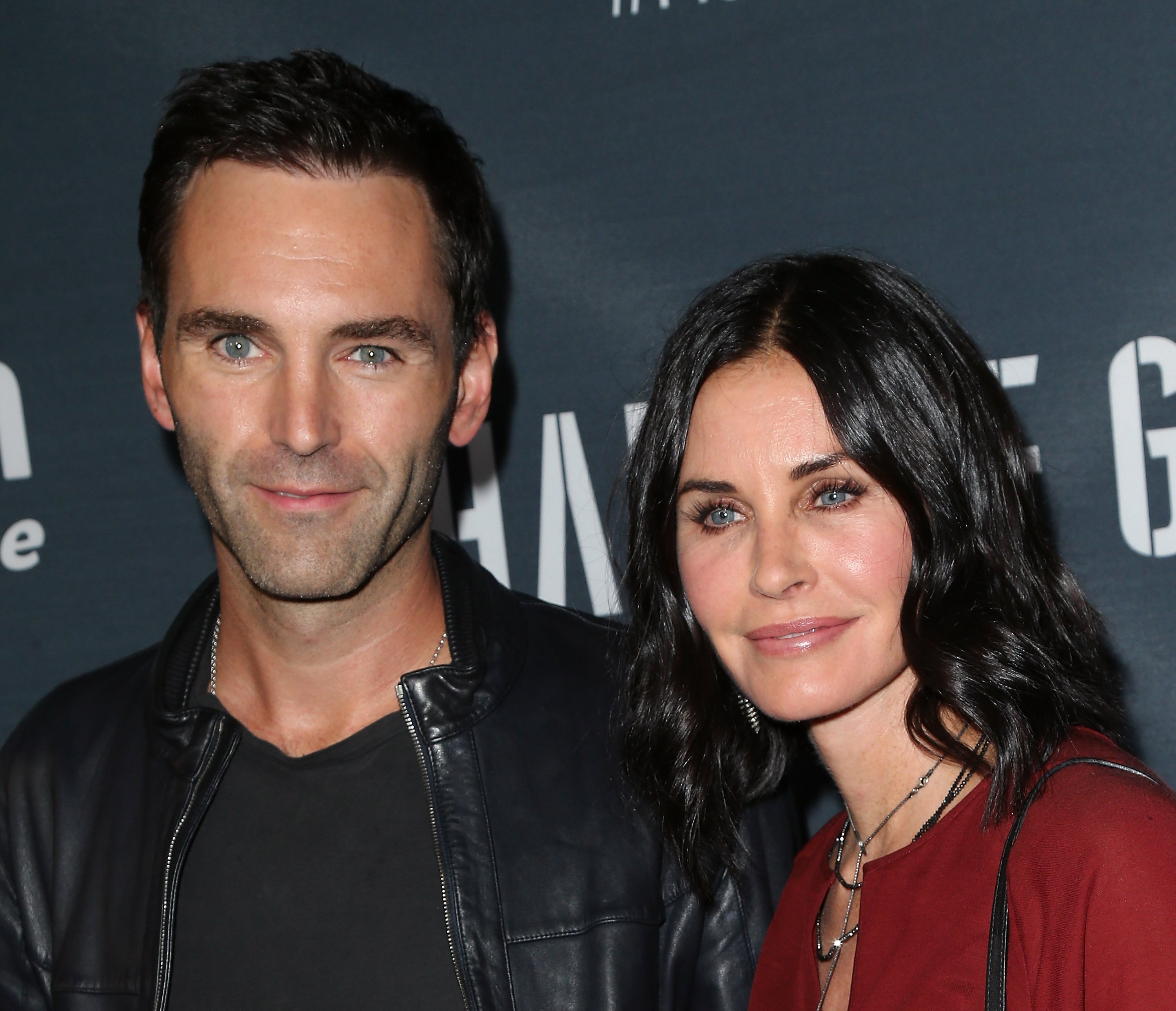 Musician Johnny McDaid (L) and actress Courteney Cox attend the premiere of Amazon's Series "Hand of God" at Ace Theater Downtown LA on August 19, 2015, in Los Angeles, California. | Source: Getty Images.