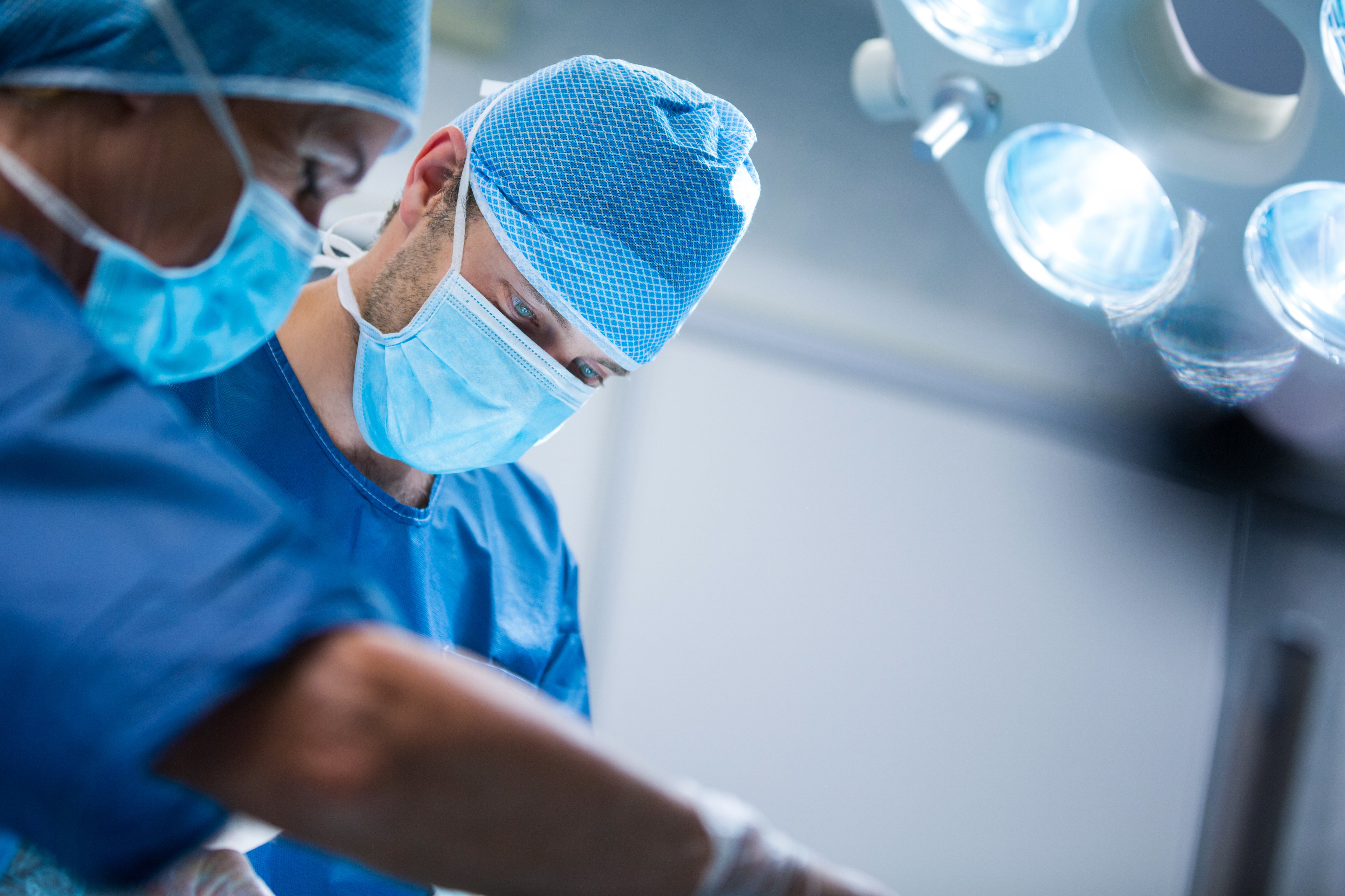 Médicos realizando una intervención quirúrgica. │ Foto: Freepik