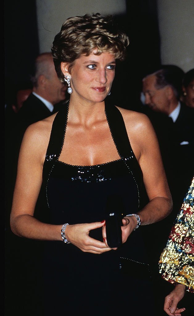 Diana, Prinzessin von Wales, trägt ein Abendkleid von Catherine Walker. | Quelle: Getty Images