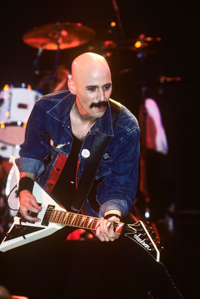 Bob Kulick en concert au Ritz à New York le 11 mars 1989. Il joue une guitare Jackson Rhoads. | Photo : Getty Images