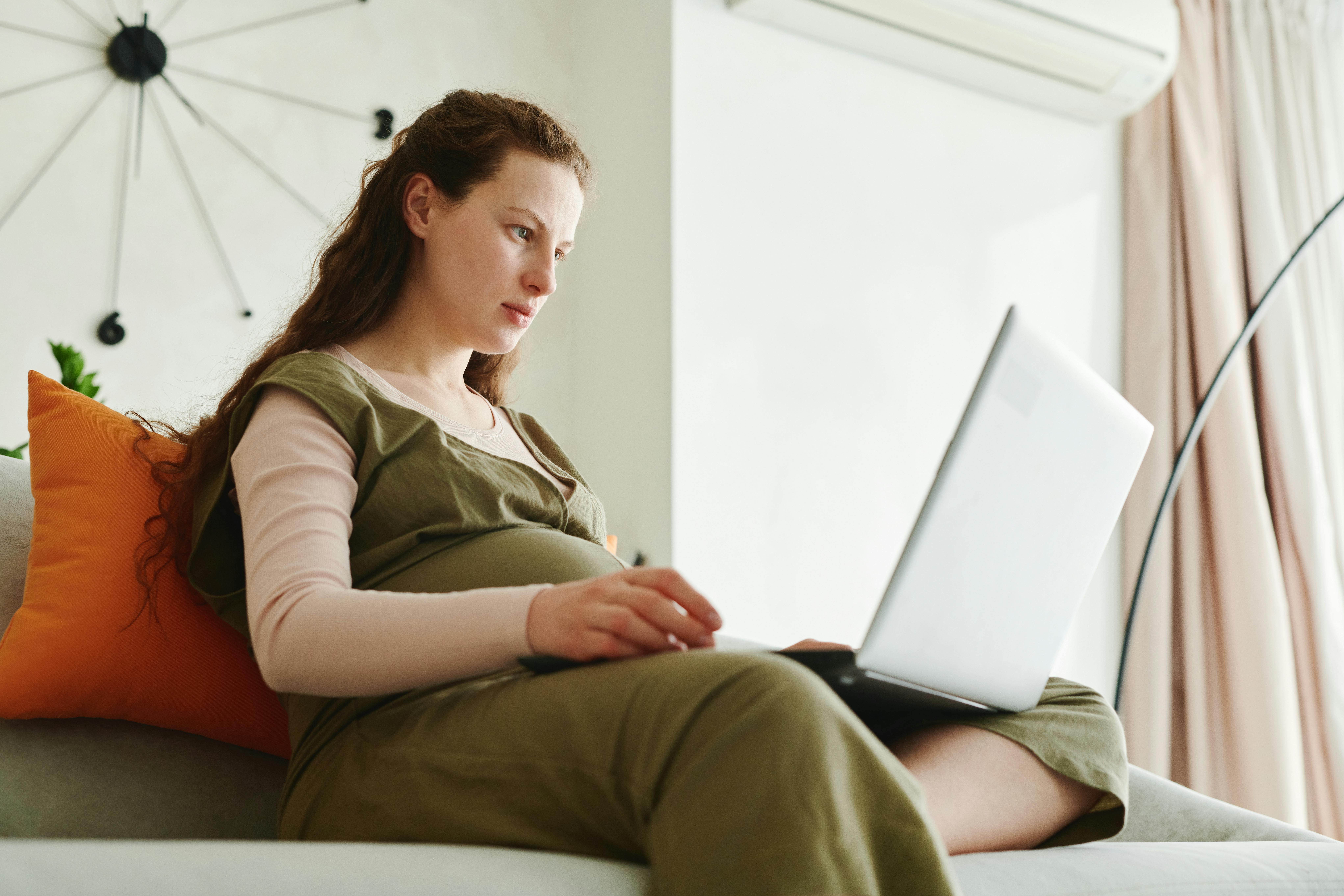A pregnant woman working on a laptop | Source: Pexels