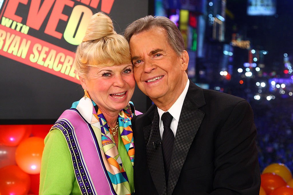 Dick Clark and wife Kari at Dick Clark's New Year's Rockin' Eve on December 31, 2008 | Photo: GettyImages