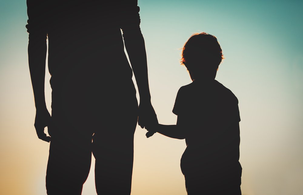 Padre e hijo tomados de las manos. | Foto: Shutterstock