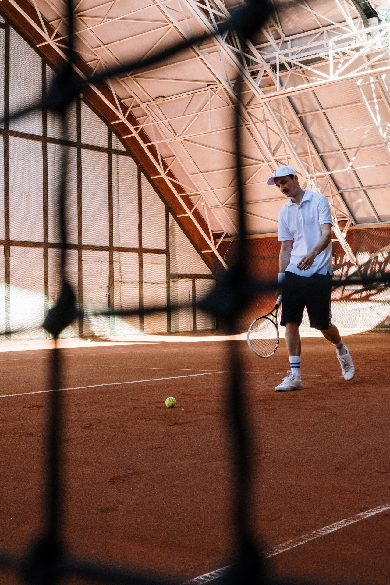 Photo of a young man playing tennis | Photo: Pexels